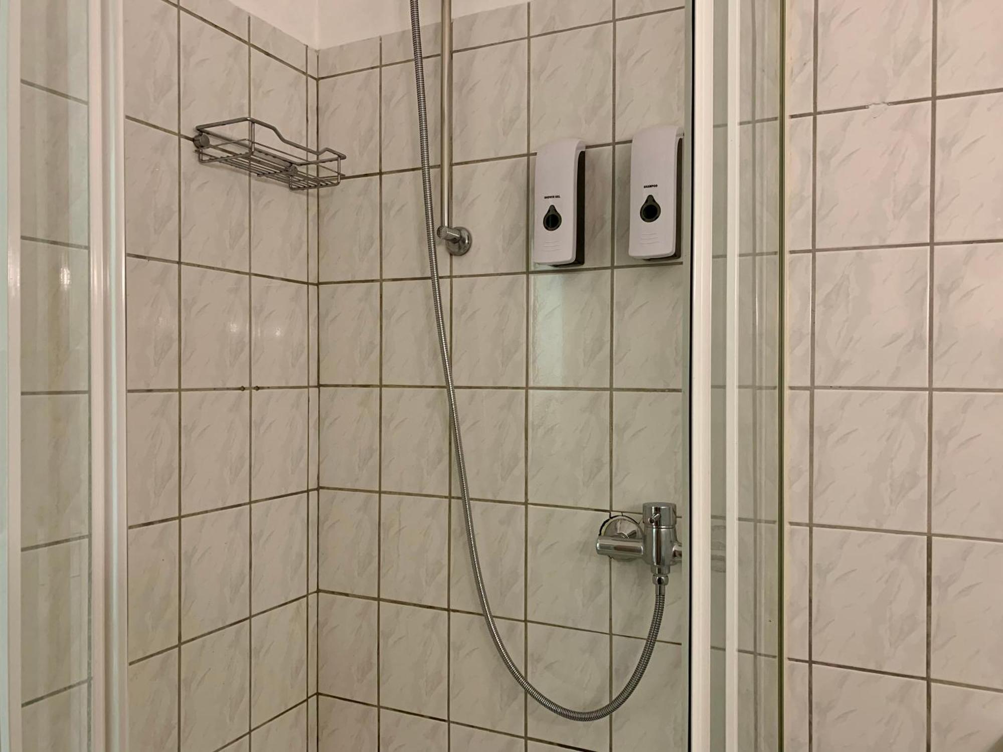 Tt Living Apartment Luebeck I Souterrain Wohnung Mit Terrasse I Naehe Hbf I Kostenlos Parken Kültér fotó